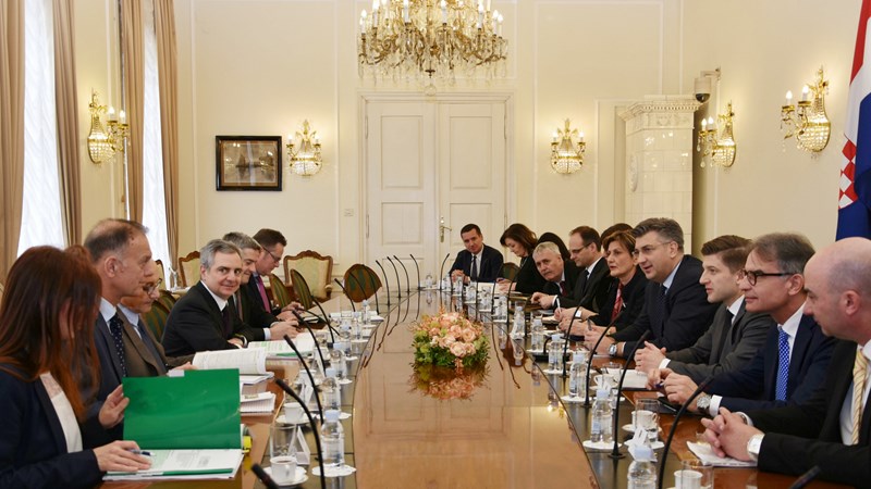 Predsjednik Vlade Plenković s potpredsjednikom EIB-a Scannapiecom